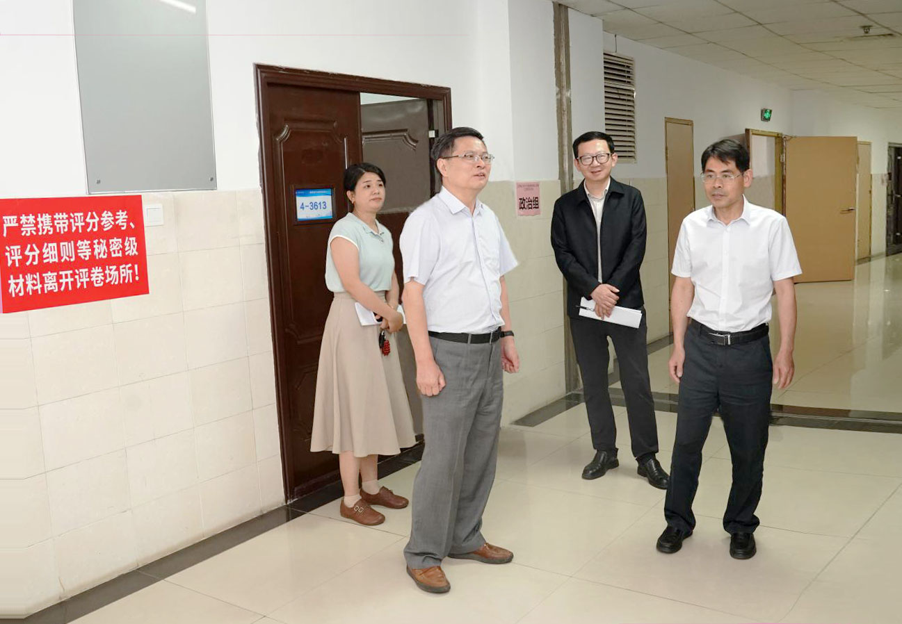 校领导检查高考评卷场地